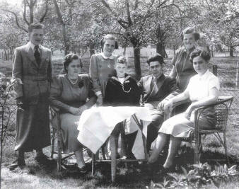 Tonia en Sjef Crutzen met Wiel, Jos, Gerlach, Tiny en Annie in 1953