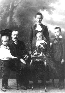 Louis en Mria met Jeu, Tonia en Harie in het voorjaar van 1915