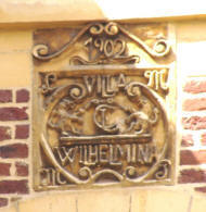 Rechthoekige mergel gevelsteen in villa Wilhelmina (Fons Heijnens)