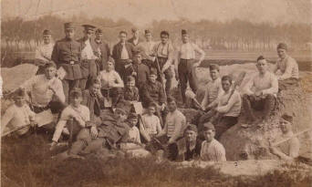 De 20-jarige Hub Bosch (lichting 1918, rechts op de foto op de zandheuvel) op de Kleine Heide te Venlo.