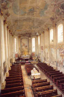 Interieur van de kerk vóór de restauratie van het plafond in 2004