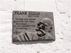 Plaquette van de schrijver Frans Erens, aangebracht op de gevel van de St. Maartenshoeve. Deze plaquette werd in december 1985 aangebracht. (Fons Heijnens)