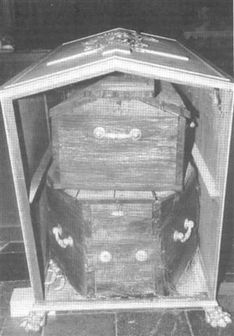 Geopende tombe van het echtpaar Corneli-van Heemstra op 1 oktober 1999 (J. van Aken)
