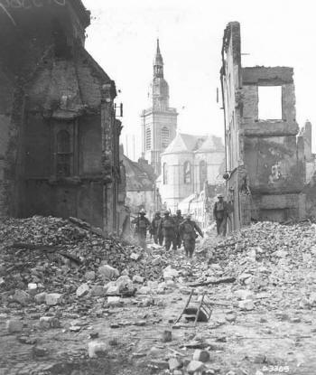 Canadese soldaten proberen zich een weg te banen door de puinhopen van wat eens Valenciennes was, aan het begin van de Eerste Wereld-oorlog een industriestad van 36.000 inwoners, in oktober 1918 een kale, lege en geplunderde rune