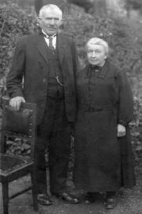 Tntsje Marie met haar broer Mathieu omstreeks 1920