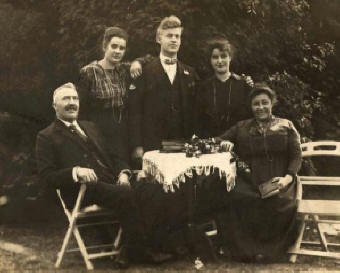 Mathieu en Anna met Mina, Harie en Mayke omstreeks 1920