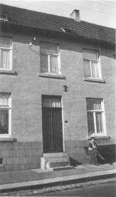 Jes Priem voor het ouderlijk huis St. Gerlach 10 in 1930