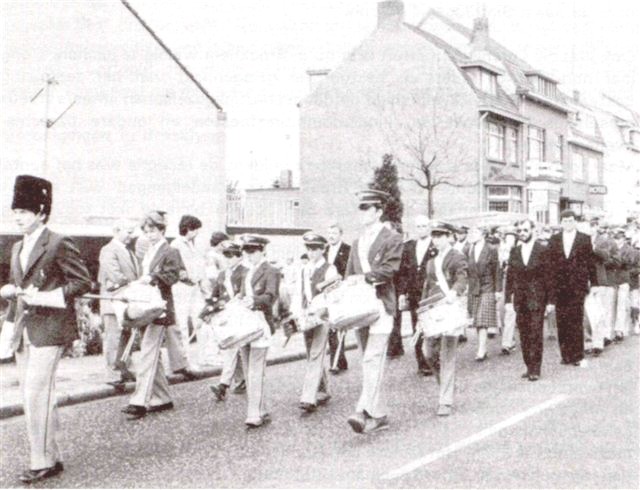 De fanfare Sint Joseph in betere tijden: op Tweede Paasdag 1976 paradeerde de vereniging trots in nieuwe uniformen door de straten van Broekhem. De aanschaf van de uniformen - bruine jas en beige broek - was vooral door inspanningen van een damescomit mogelijk gemaakt