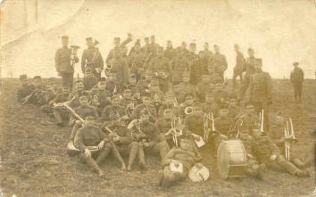 Gerard Willems maakte deel uit van een militair muziekkorps. Zijn blaasinstrument was door de fanfare Sint Gerlach aan het militaire korps uitgeleend. Gerard zit op de foto op de voorste rij, tweede van links.
