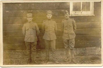 Korporaal Willem Boreas uit Houthem in het midden.