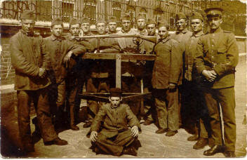 Gerard Willems uit Houthem 2e van rechts.