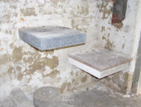 Eenvoudige zitplaats en tafeltje (foto: Fons Heijnens)