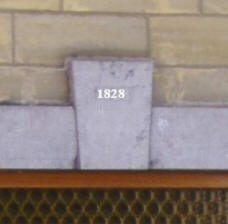 Hardstenen sluitsteen boven de voordeur van Onderstestraat 25 (Fons Heijnens)