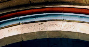 Rondboog aan de voorkant van de Calvariekapel met inscriptie "refectum FS anno 1939" (Fons Heijnens)