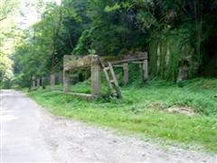 De betonnen geraamten van de ingangsbunker bij de Bronsdaelgroeve (Fons Heijnens)