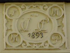 Gevelsteen in hotel Cuypers-Linssen aan de Onderstestraat (Fons Heijnens)