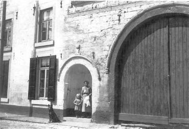 Moeder Catharina Duijsens-Frijns met dochter Christina (zus) omstreeks 1923. De “bol” midden boven de ingangspartij is hier goed zichtbaar