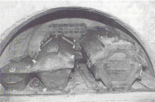 Grafkapel met aanzicht van de geopende bovenste westelijke grafnis op 8 juni 1999 (J. van Aken)