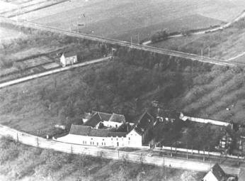 Op deze foto uit ongeveer 1940 liggen huis en hoeve Strabeek in een schaars bebouwde buurt. Aan de rechterzijde van het complex ziet men de moestuin met een mergelstenen muur eromheen. Drie huizen staan er. Ook aan de overzijde is Hubertus Aarts begonnen met de verkoop van bouwpercelen. De Houthemerweg is rechtdoor getrokken en langs het oorspronkelijke stuk staan aan weerszijden nog lindenbomen. Langs de Beekstraat, linksboven, ziet men ��n huis. Weiland en bouwland aan de noordzijde behoorden in hun geheel aan de boerderij van Strabeek, evenals de overzijde (tot aan de Geul) trouwens.